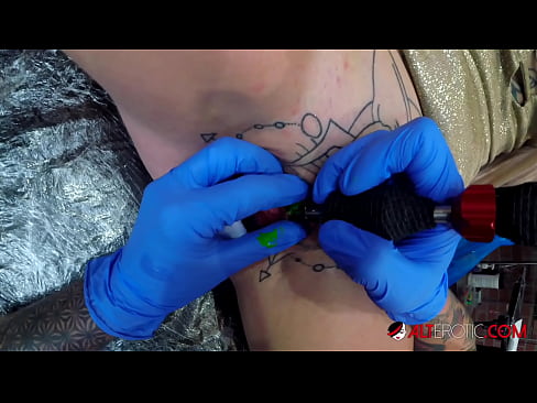 ❤️ Si Sully Savage adunay tattoo sa iyang clitoris ❌ Fuck video sa amon