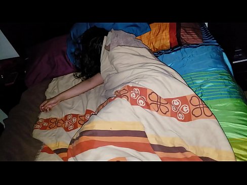 ❤️ Stepson nga gibadlong ang iyang batan-ong ina-ina samtang siya natulog. ❌ Fuck video sa amon